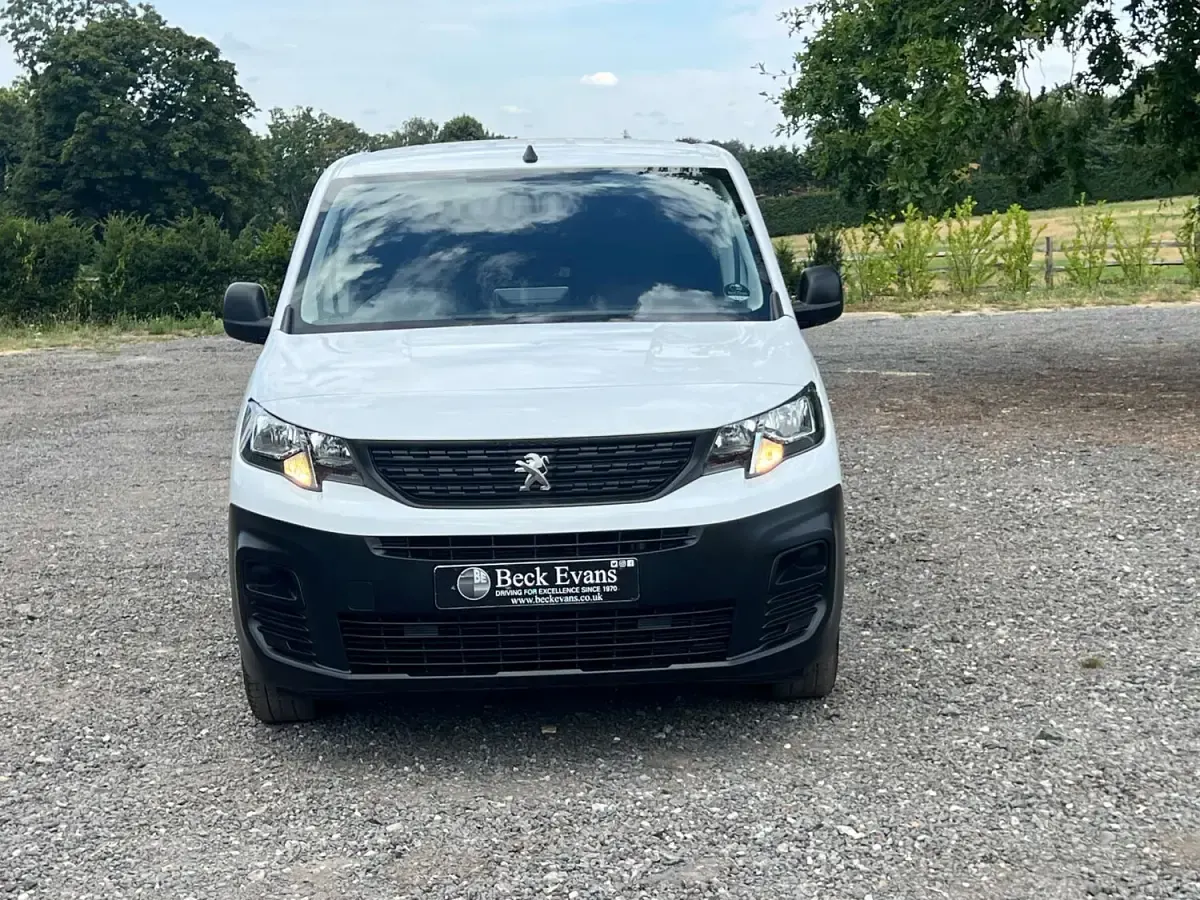 Used Peugeot Partner Premium 131 HP (96 kW) 2023 White MPV