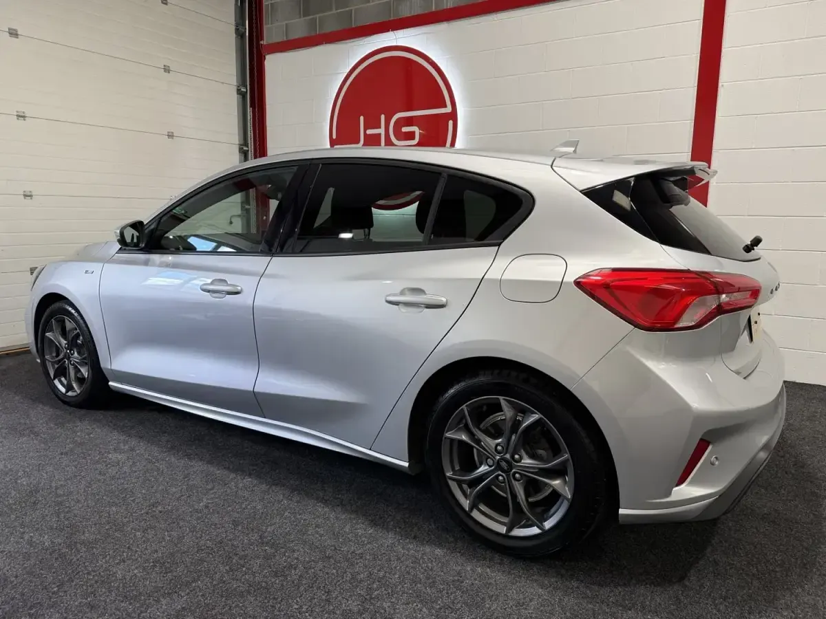 Usado Ford Focus ST-Line 120 HP (88 kW) 2021 Prateado Citadino
