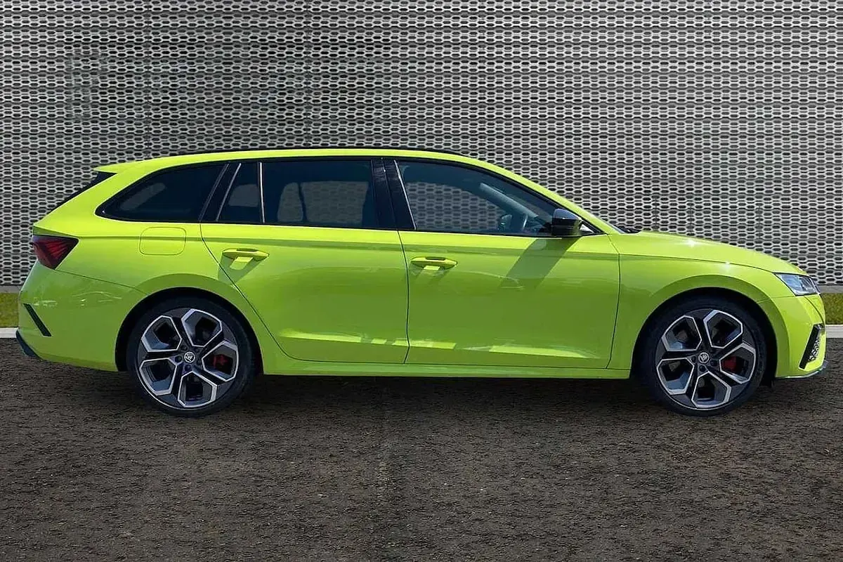 Used Skoda Octavia vRS 180 HP (132 kW) 2023 Hyper green Estate
