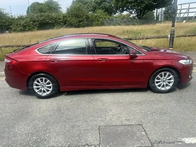 Used Ford Mondeo Zetec 115 HP (84 kW) 2015 Red Hatchback