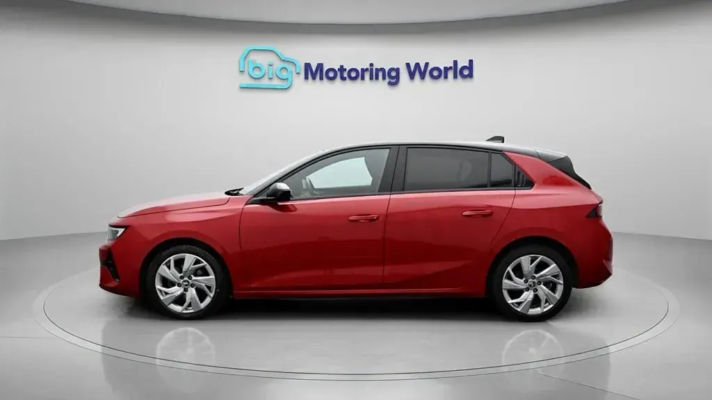 Begagnad Vauxhall Astra S 130 HK (95 kW) 2024 Röd Halvkombi