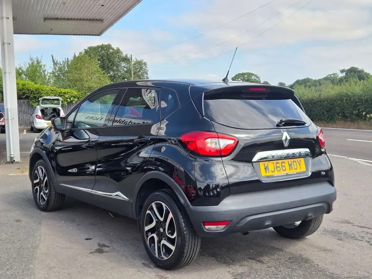 Used Renault Captur Dynamique 90 HP (66 kW) 2016 Black SUV