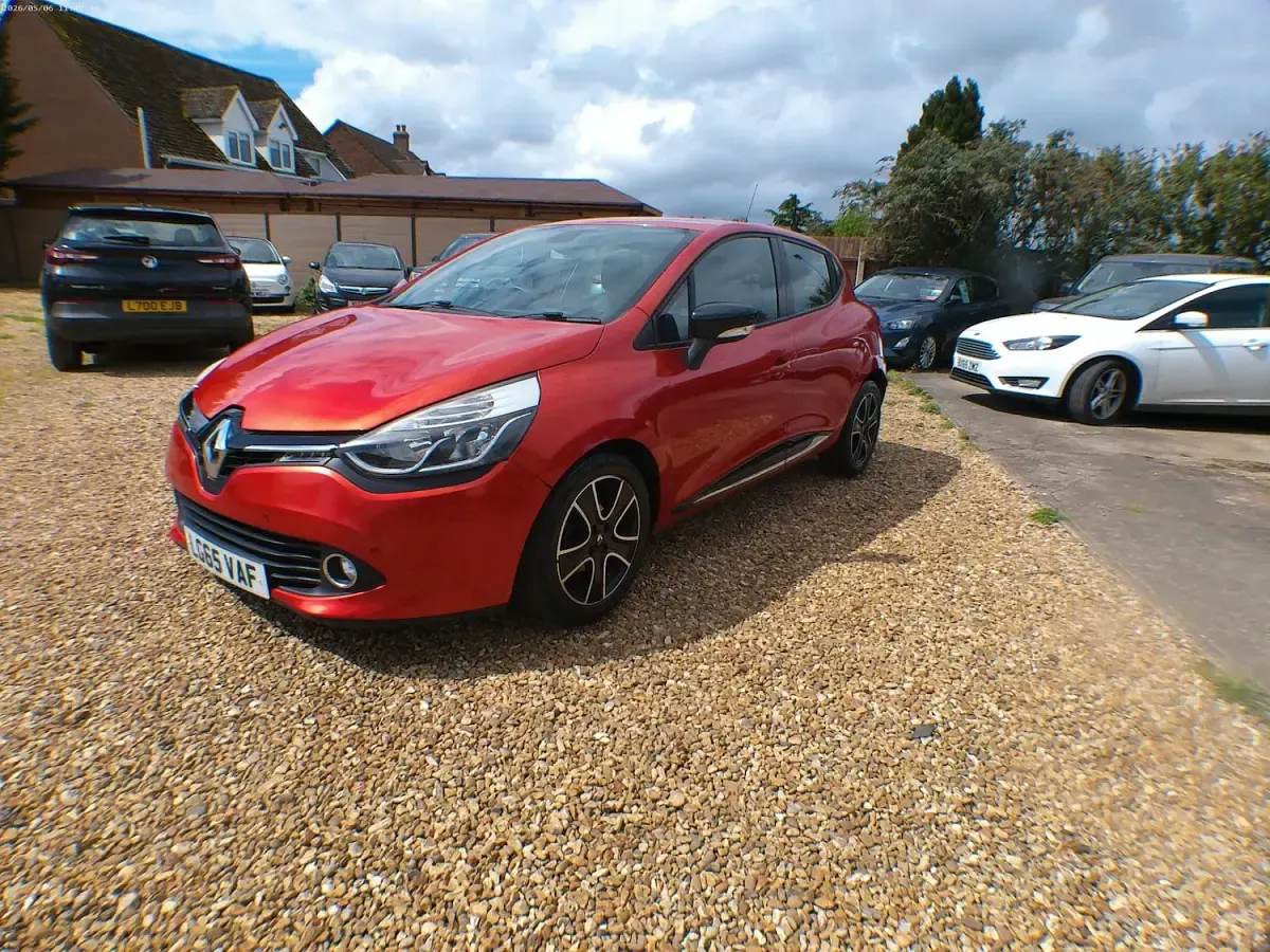 Used Renault Clio IV Dynamique 90 HP (66 kW) 2015 Red Hatchback