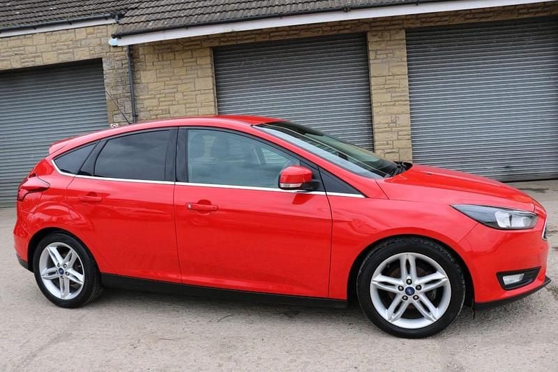 Used Ford Focus Zetec 115 HP (84 kW) 2015 Red Hatchback