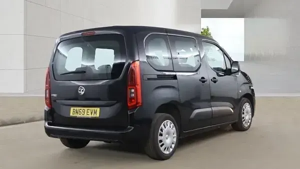 Używany Vauxhall Combo Design Edition 100 KM (73 kW) 2019 Czarny Minivan