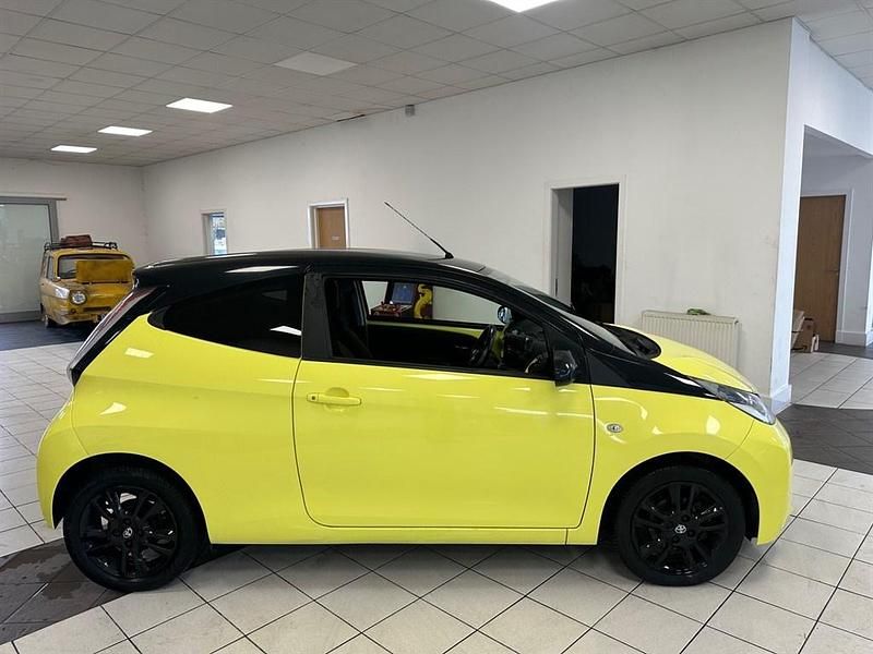 Used Toyota Aygo X-cite 69 HP (50 kW) 2017 Yellow Hatchback