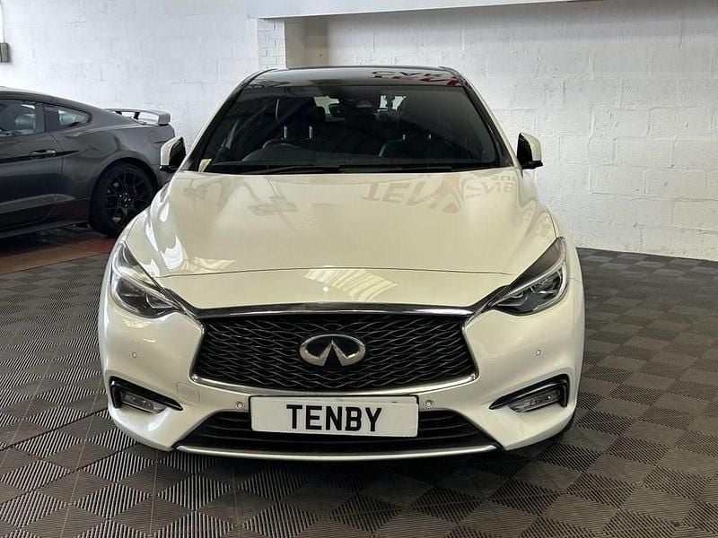 Used Infiniti Q30 Premium 170 HP (125 kW) 2016 White Hatchback