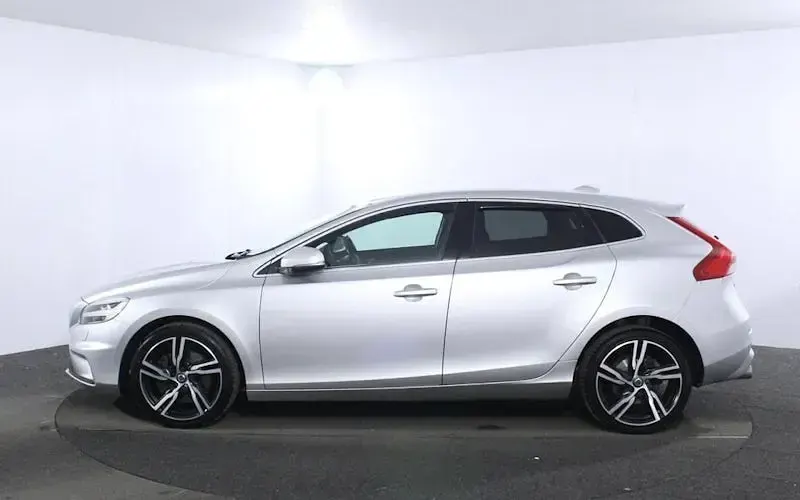 Used Volvo V40 R-Design Pro 152 HP (111 kW) 2018 Silver Hatchback