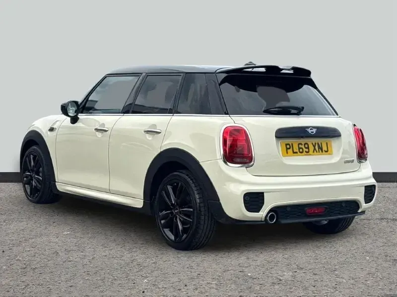Used Mini Cooper Hatch 134 HP (98 kW) 2019 White Hatchback