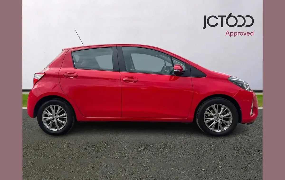 Used Toyota Yaris 69 HP (50 kW) 2018 Red Hatchback