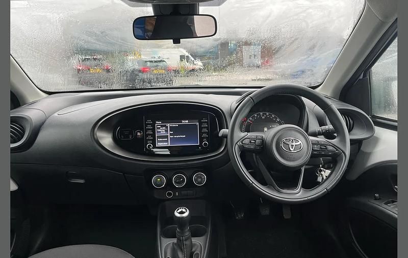 Used Toyota Aygo X PURE 71 HP (52 kW) 2023 White SUV