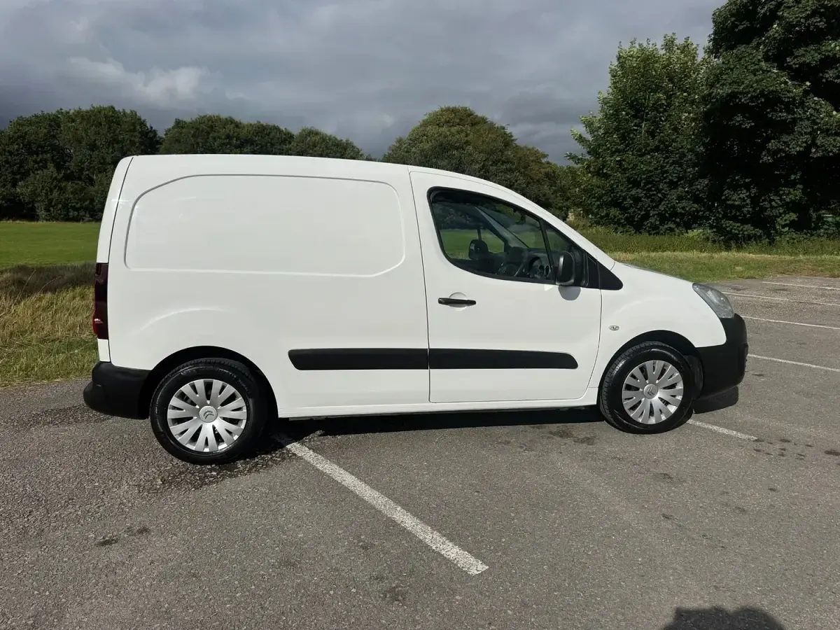 Used Citroën Berlingo 75 HP (55 kW) 2017 White MPV