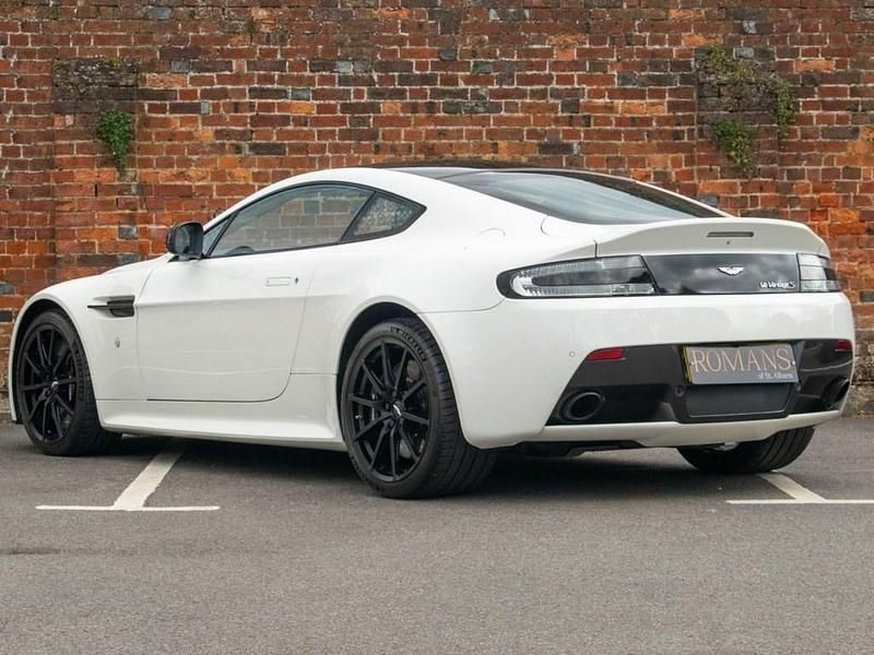 Used Aston Martin V12 Vantage 565 HP (415 kW) 2017 White Coupe