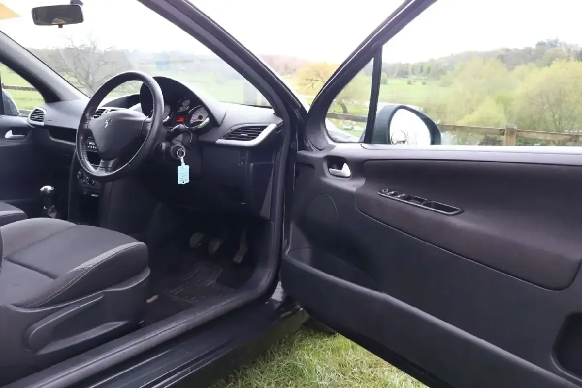 Second-hand Peugeot 207 Envy 2011 Negru Hatchback