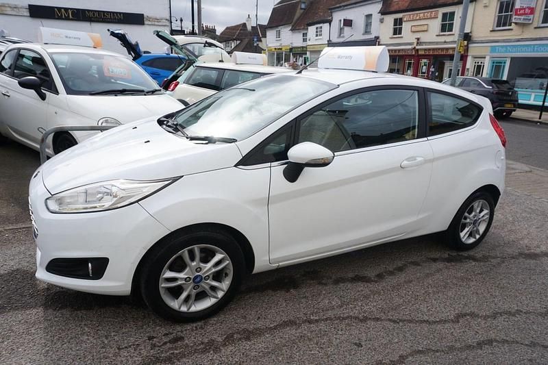 Used Ford Fiesta Zetec 82 HP (60 kW) 2016 White Hatchback