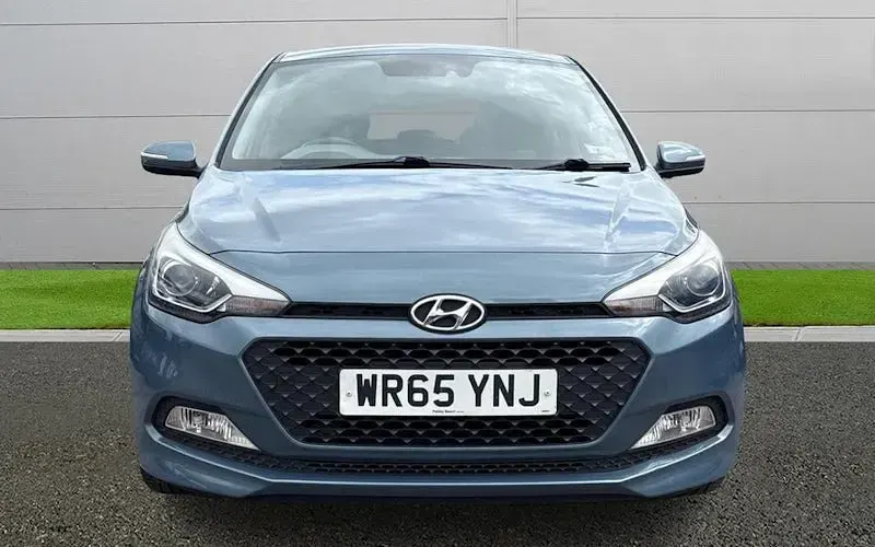 Begagnad Hyundai i20 Premium 84 HK (61 kW) 2015 Blå Halvkombi