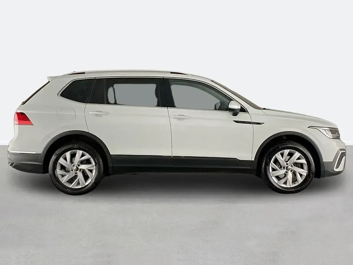 Second-hand VW Tiguan Allspace Life 150 CP (110 kW) 2023 Alb SUV