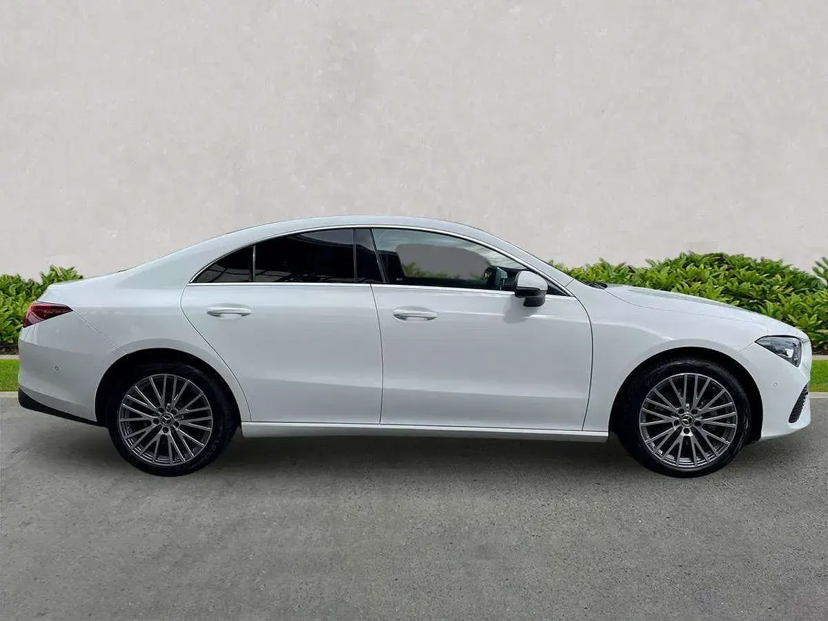 Begagnad Mercedes CLA200 Executive 2024 Vit Sportkupé