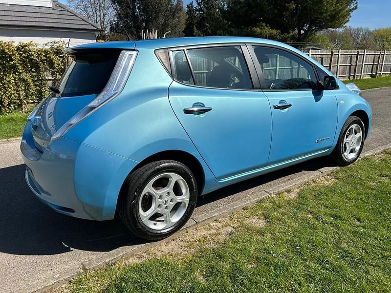 Begagnad Nissan Leaf Acenta 80 kW (109 HK) 2016 Blå Halvkombi