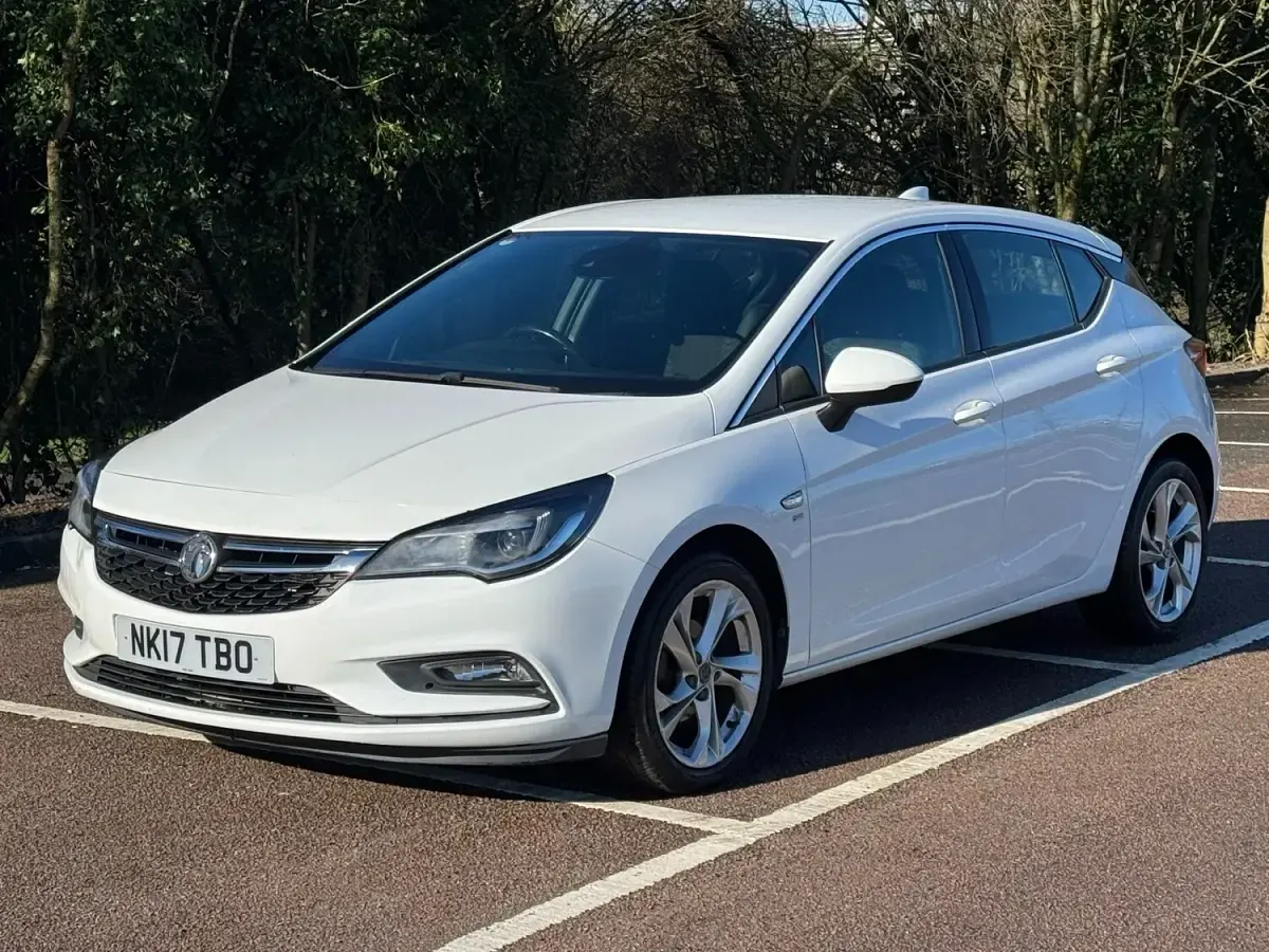 Used Vauxhall Astra SRi 150 HP (110 kW) 2017 White Hatchback