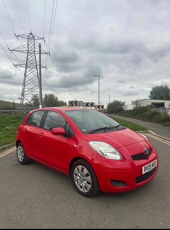 Red Used 2009 Toyota Yaris Hatchback | £2,375 (Fair price) - Image 1/4