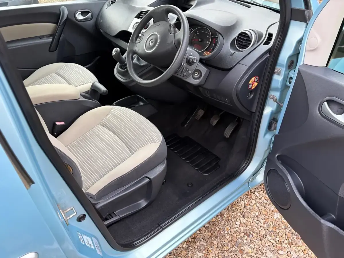 Usado Renault Kangoo Expression 105 HP (77 kW) 2011 Azul Monovolume