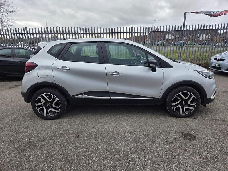 Used Renault Captur Dynamique 90 HP (66 kW) 2018 Silver SUV