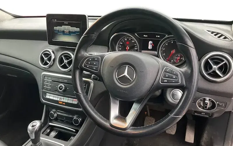 Usado Mercedes GLA200 Executive 156 HP (114 kW) 2018 Cinzento SUV