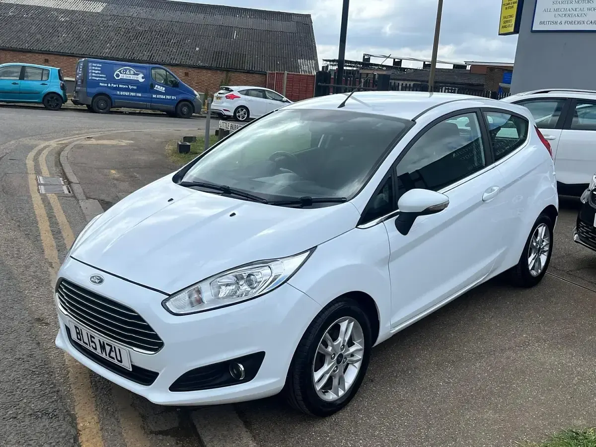 Used Ford Fiesta Zetec 82 HP (60 kW) 2015 White Hatchback