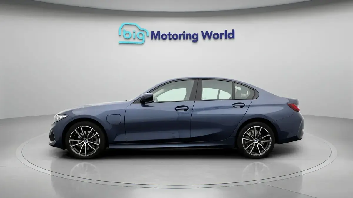 Used BMW 330e Sport Line 292 HP (214 kW) 2024 Blue Sedan