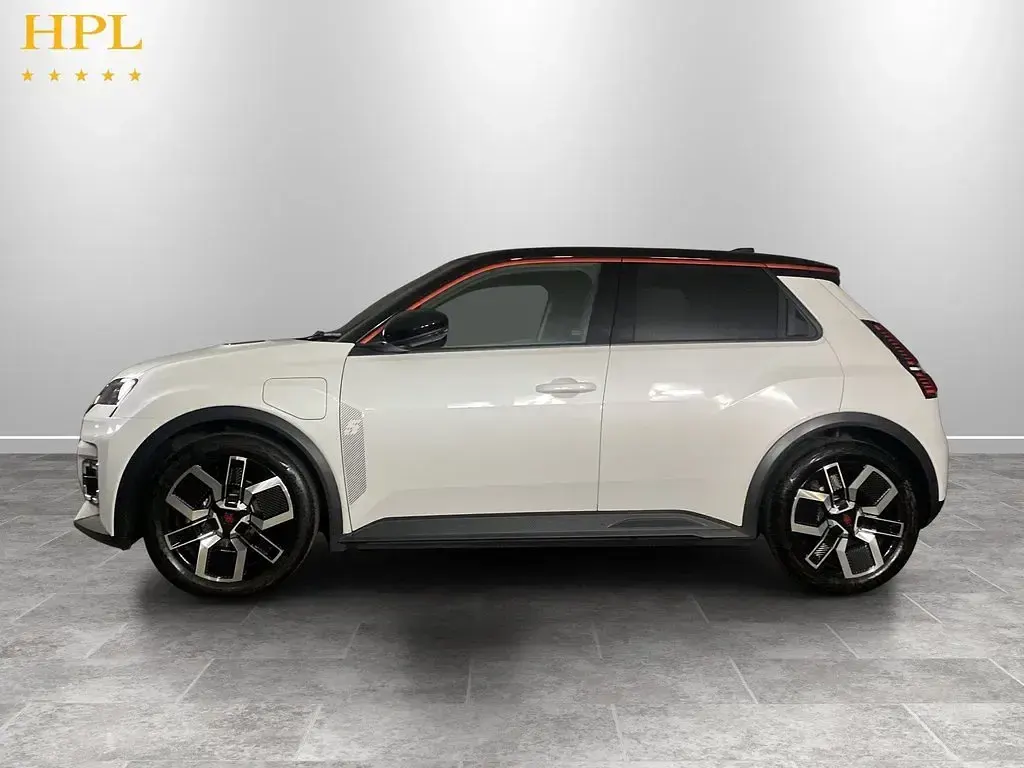 Used Renault 5 E-Tech Komfort 110 kW (150 HP) 2025 White Hatchback