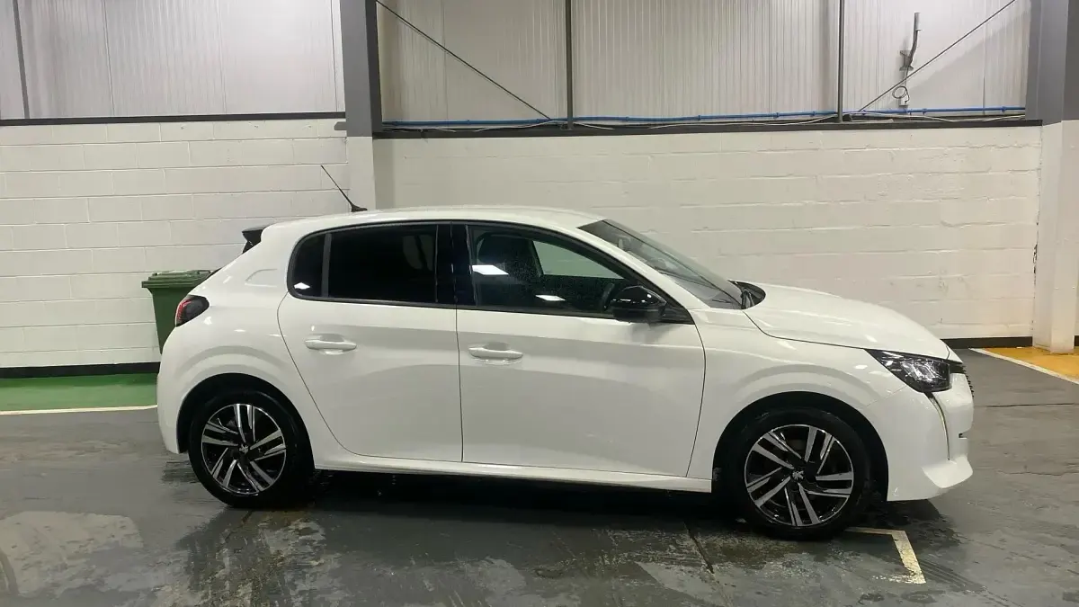 Used Peugeot 208 Allure+ 100 HP (73 kW) 2023 White Hatchback