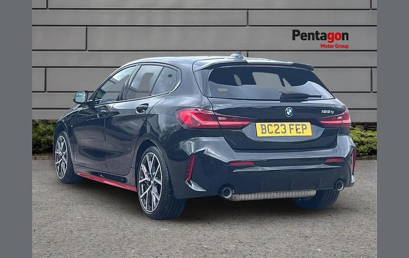 Begagnad BMW 128 Comfort Edition 261 HK (191 kW) 2023 Svart Halvkombi