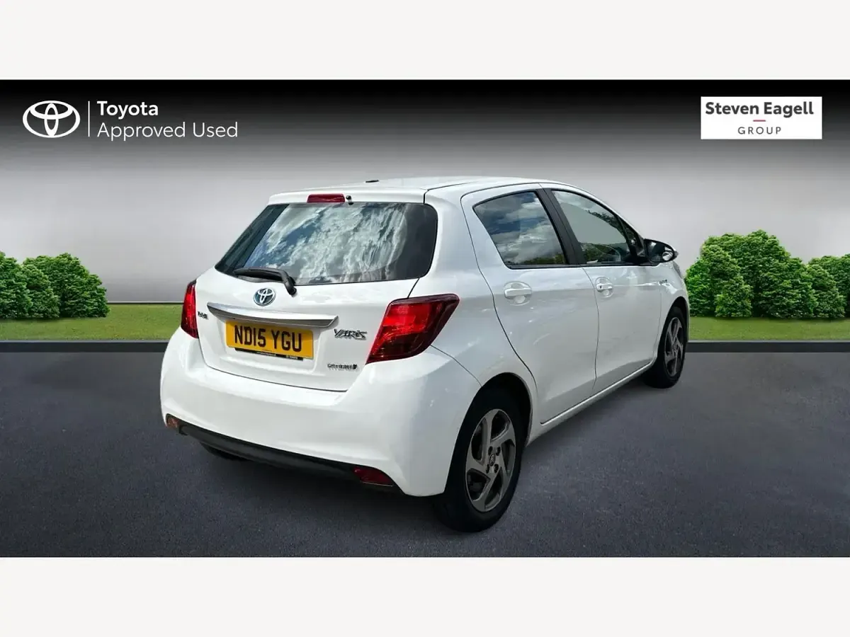 Used Toyota Yaris 100 HP (73 kW) 2015 White Hatchback
