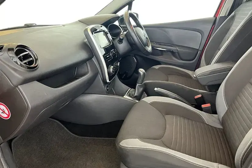 Used Renault Clio Dynamique 90 HP (66 kW) 2016 Flame red Hatchback