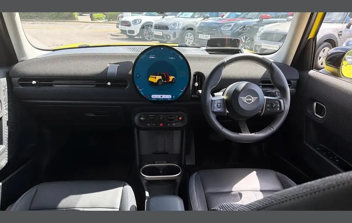 Used Mini Cooper Classic 200 HP (147 kW) 2024 Yellow Hatchback