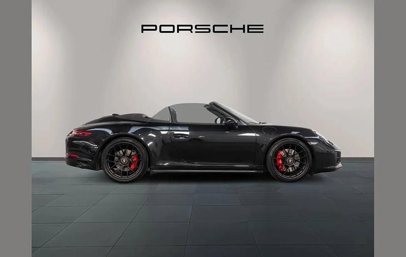 Begagnad Porsche 911 444 HK (326 kW) 2019 Svart Cab