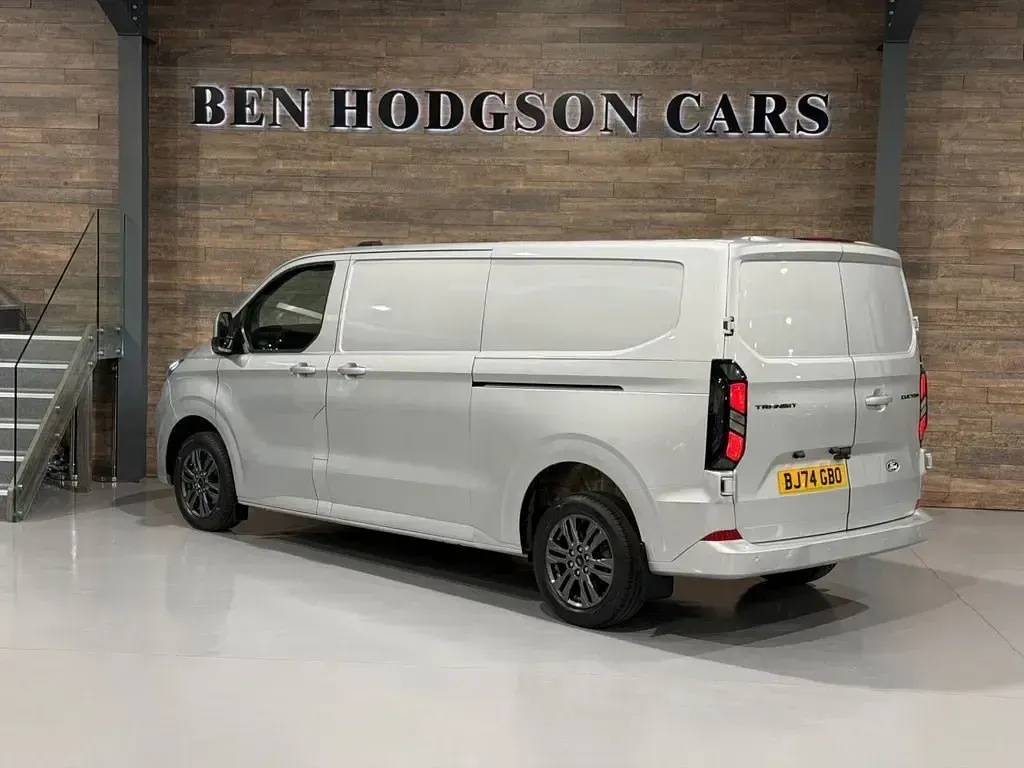 Begagnad Ford Transit Custom Limited 150 HK (110 kW) 2024 Silver Van