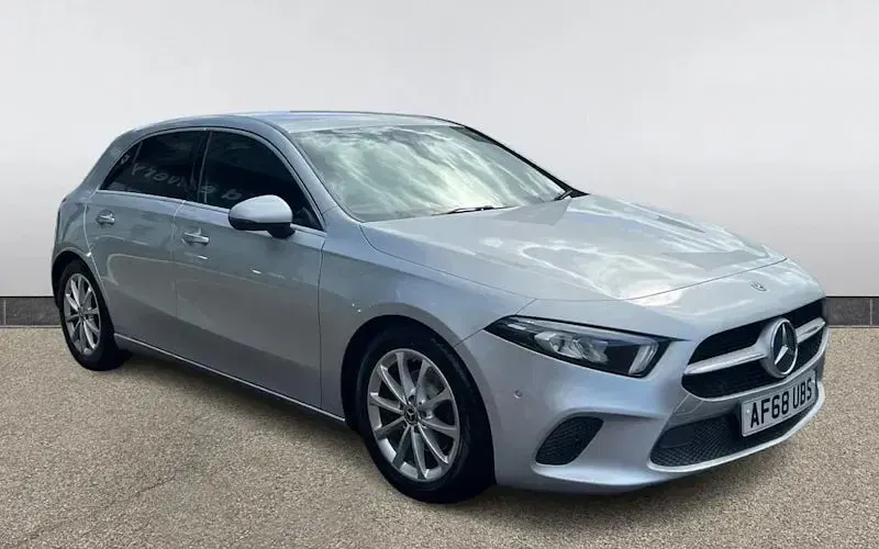 Begagnad Mercedes A180 Premium 116 HK (85 kW) 2019 Halvkombi