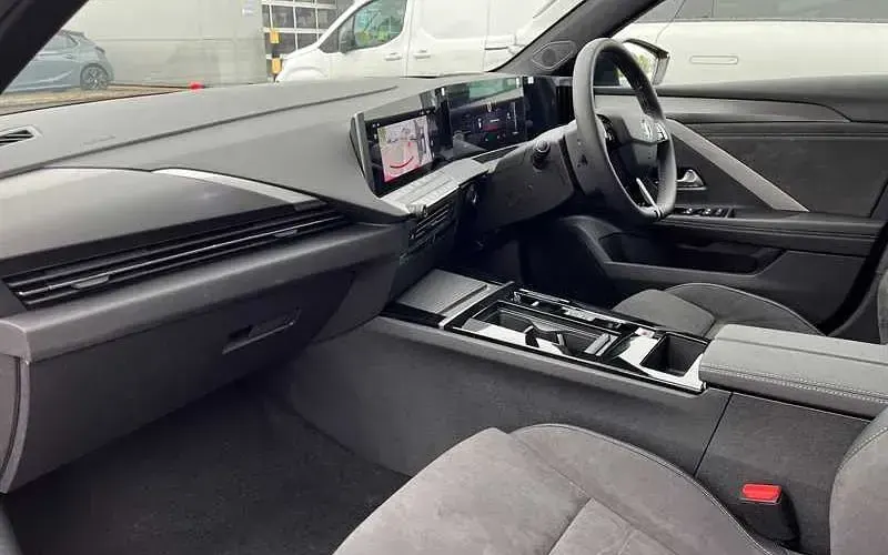Used Vauxhall Astra Ultimate 114 kW (156 HP) 2025 Red Estate