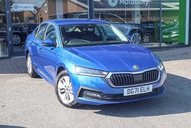 Race blue metallic Used 2022 Skoda Octavia SE Technology Hatchback | £11,353 (Fair price) - Image 1/4