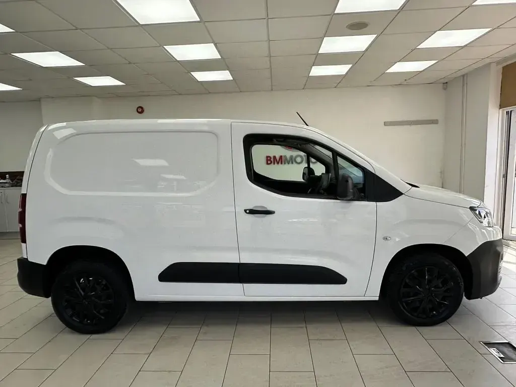 Used Citroën Berlingo Start 100 HP (73 kW) 2019 White MPV