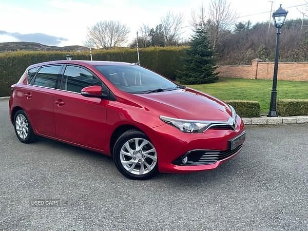 Used Toyota Auris Business Edition 112 HP (82 kW) 2016 Red Hatchback