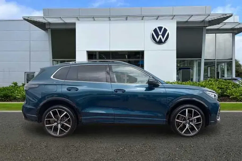 Used VW Tiguan R-line 272 HP (200 kW) 2025 Blue SUV