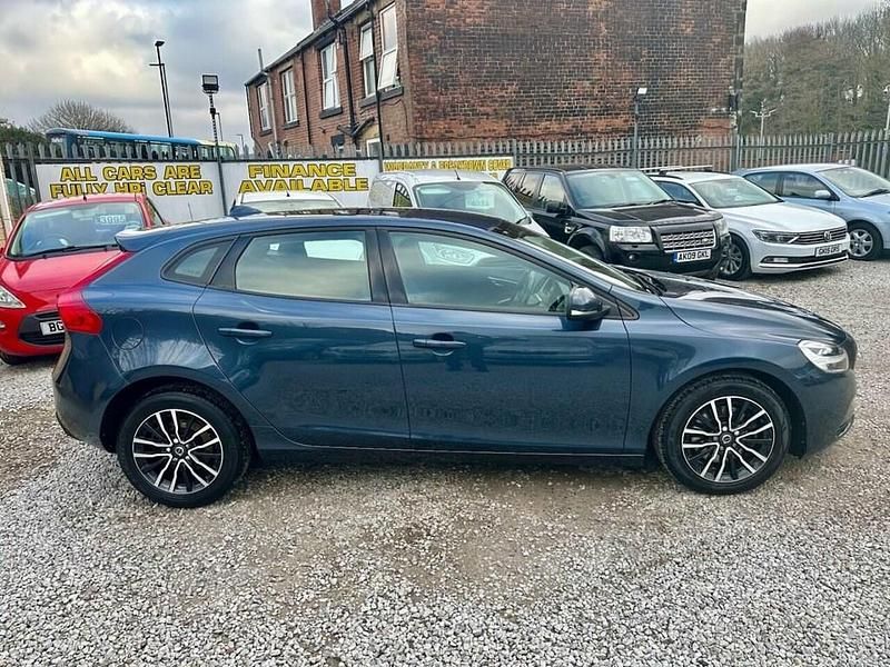 Used Volvo V40 Momentum 152 HP (111 kW) 2018 Blue Hatchback
