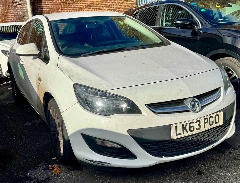 White Used 2013 Vauxhall Astra Hatchback | £1,790 (Good price) - Image 1/4