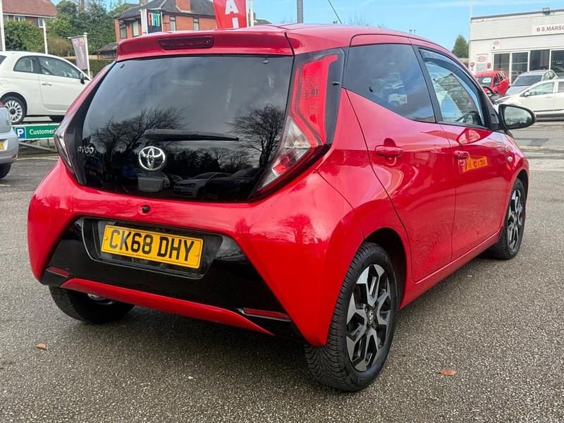 Begagnad Toyota Aygo X-plore 2018 Röd Halvkombi