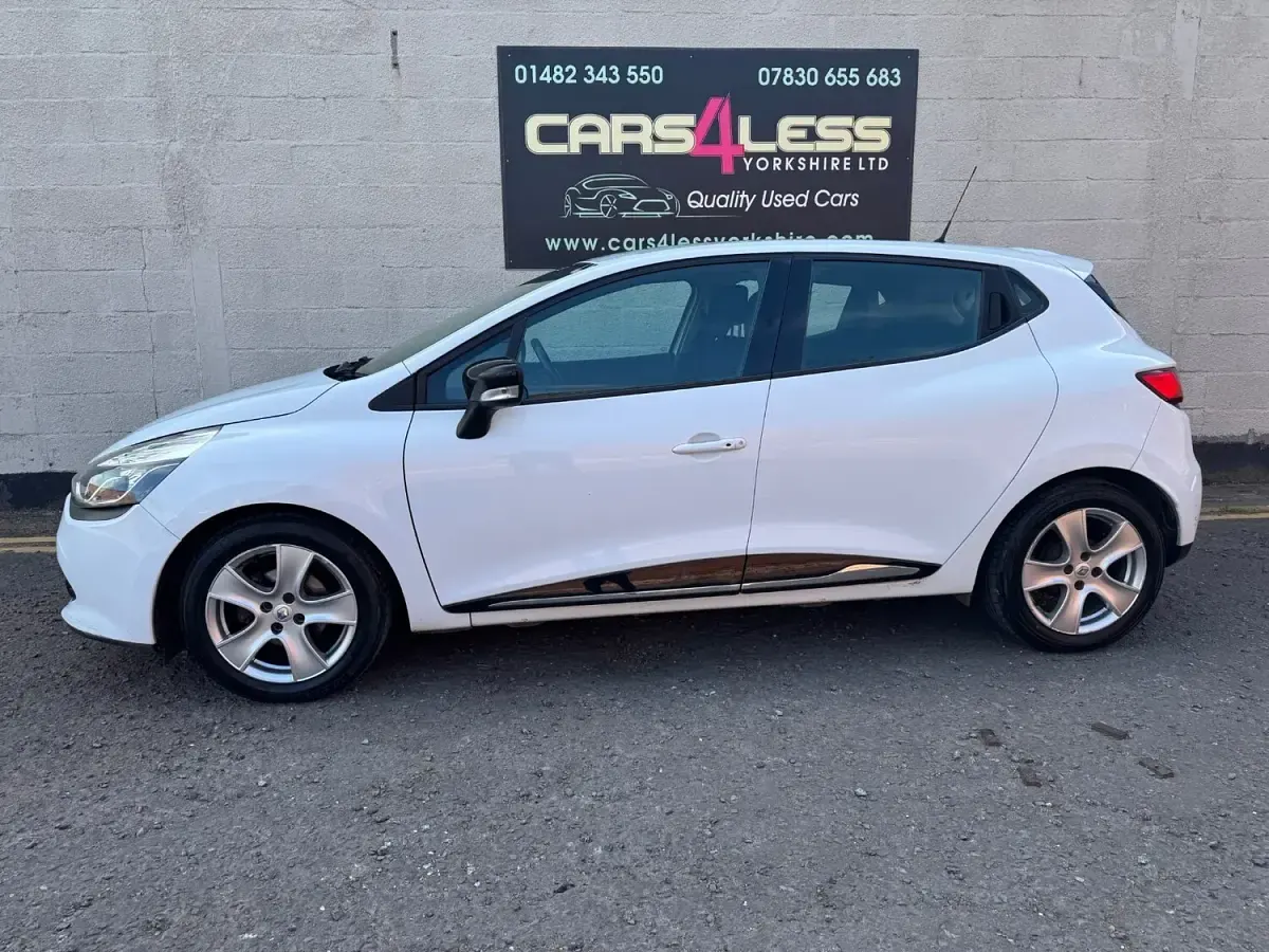 Used Renault Clio IV Dynamique 75 HP (55 kW) 2015 White Hatchback