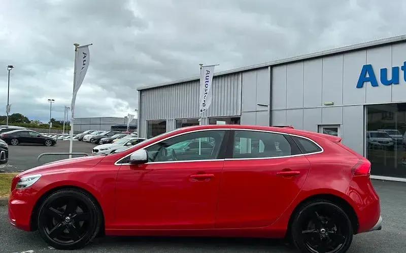 Used Volvo V40 R-Design 122 HP (89 kW) 2019 Hatchback