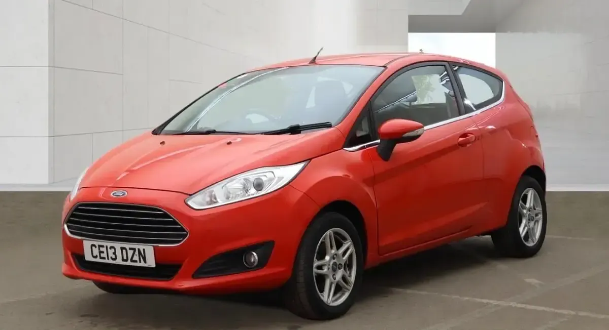 Usado Ford Fiesta Zetec 82 HP (60 kW) 2013 Vermelho Citadino